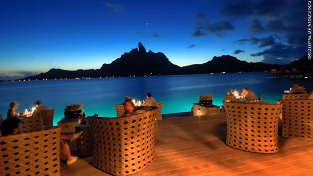 Nhà hàng Lagoon, Pháp: Nằm trên đảo Bora Bora (Pháp), Lagoon là một nhà hàng có kiến trúc độc đáo bởi đây là công trình gỗ được xây dựng trên mặt nước. Nhà hàng Lagoon giúp bạn có được một buổi tối lãng mạn với “một nửa” của mình trong dịp lễ tình nhân.