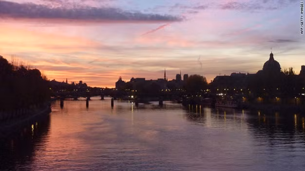 Bateaux Mouches, Pháp: Là một trong những nhà hàng ven biển lãng mạn nhất thế giới, Bateaux Mouches là một lựa chọn hoàn hảo cho ngày Valentine. Ngồi trên du thuyền chạy dọc dòng sông Seine, thưởng thức bữa tối lãng mạn và ngắm cảnh 2 bên bờ sông Seine là những điều thú vị dành cho ngày lễ tình nhân khi lựa chọn Bateaux Mouches.