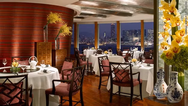 Nhà hàng Lung King Heen, Hong Kong: Đây là nhà hàng được đánh giá có chất lượng 3 sao, nằm tại tầng 4 của khách sạn Four Season với không gian hướng thẳng ra bến cảng. Nhà hàng Lung King Heen nổi tiếng với các món điểm tâm đậm nét Trung Quốc.
