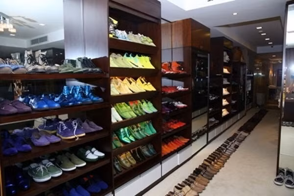 Phòng để đồ dùng cá nhân thường ngày và đồ diễn của Đàm Vĩnh Hưng đều được sắm từ các cửa hàng dành cho giới "thượng lưu" hay các nhãn hàng có tiếng trên thế giới.