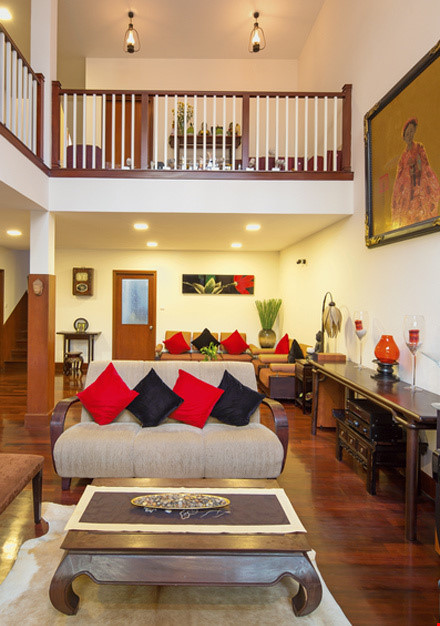 Phòng khách có hai khu vực sảnh, một dành cho bạn bè đến chơi, một nhỏ hơn bên trong là nơi cả gia đình quây quần trò chuyện, uống trà. Quang Dũng bài trí nhiều tranh quý, tượng và các bình lọ nghệ thuật, gợi nét hoài cổ nhẹ nhàng.