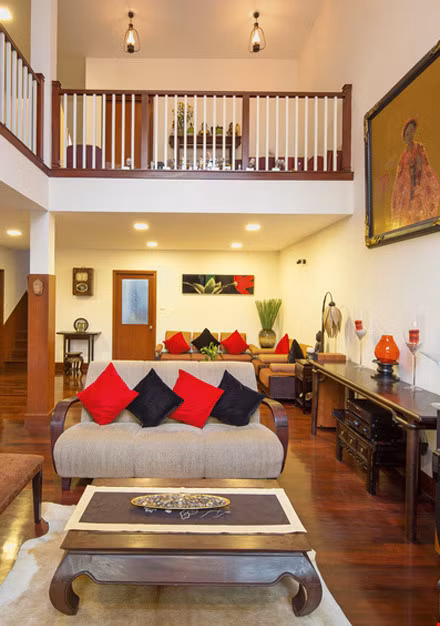 Phòng khách có hai khu vực sảnh, một dành cho bạn bè đến chơi, một nhỏ hơn bên trong là nơi cả gia đình quây quần trò chuyện, uống trà. Quang Dũng bài trí nhiều tranh quý, tượng và các bình lọ nghệ thuật, gợi nét hoài cổ nhẹ nhàng.