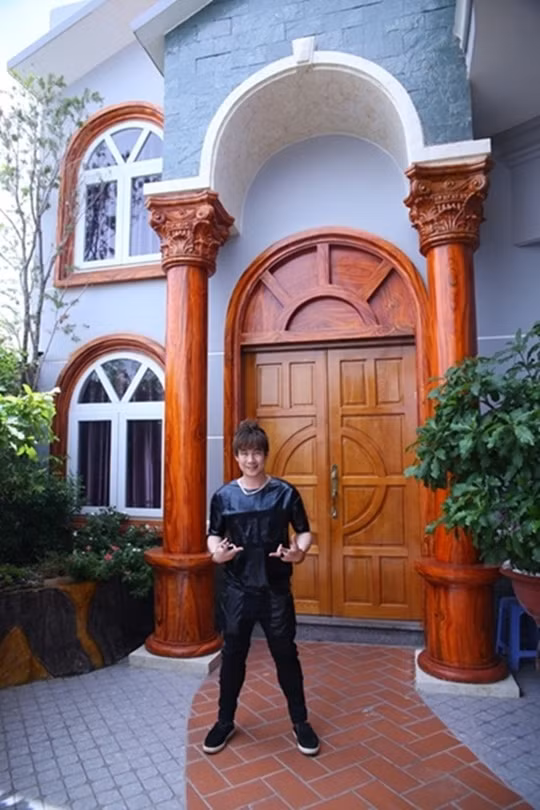 Ca sĩ Khánh Phương sở hữu biệt thự 6 tầng khang trang, trong đó 5 tầng để kinh doanh dịch vụ còn tầng 6 là căn penthouse cả gia đình nam ca sĩ sống.