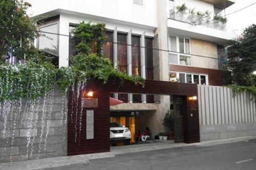 Tọa lạc tại quận 10, TP HCM, căn biệt thự của nam ca sĩ Đàm Vĩnh Hưng có giá khoảng 3 triệu đô (66 tỷ đồng). Toàn bộ vật dụng và trang trí nội thất trong nhà đều được anh sưu tầm từ các nước nhằm mang lại vẻ sang trọng.