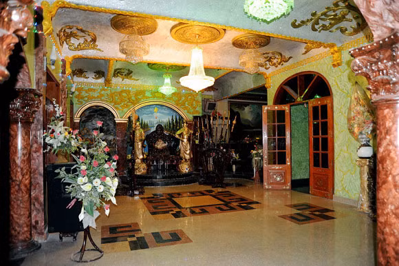 Phòng khách ở sảnh chính để anh có thể tiếp khách trong những buổi tiệc vui chơi cùng bạn bè. Tuy không to lắm nhưng anh cũng đã từng mời 200 vị khách mời tới nhà để làm lễ phát thưởng cho giải bóng bàn công nhân đường sắt.