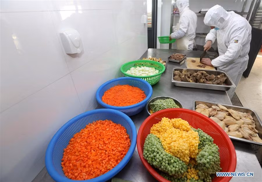 Vào dịp cận lễ Tết, số lượng hành khách tại sân bay Nam Thông tăng nhanh từng ngày và các nhân viên cung cấp thức ăn hàng không lại tất bật chuẩn bị các suất ăn trên máy bay.