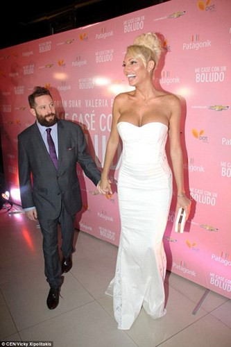 Bạn gái đại gia Jose Ottavis cao hơn bạn trai tới cả một cái đầu. Đây thực sự là một cặp đôi đũa lệnh khiến dư luận xôn xao. So với chân dài Vicky Xipolitakis, đại gia Jose Ottavis khá xấu trai và thấp lùn. Thế nhưng Jose lại rất giàu có khi anh đang là Chủ tịch Quỹ đầu tư của vùng Buenos Aires.