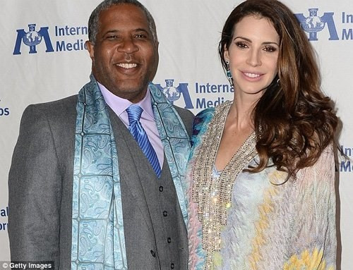 Người mẫu Hope Dworaczyk, sở hữu thân hình nóng bỏng và quyến rũ trái ngược với người chồng tỷ phú Robert Smith kém nhan sắc.