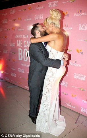 Anh chàng có chiều cao rất khiêm tốn, khi đứng cạnh, Jose chỉ đến vai cô bạn gái tai tiếng của mình. Vicky cao khoảng 1m70 còn bạn trai của cô cao chỉ mét rưỡi.