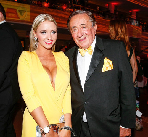 Tỷ phú Richard Lugner đã trải qua nhiều lần hôn nhân trước. Ông cho biết giữa họ, ngoài tuổi tác thì mọi thứ đều hòa hợp, kể cả chuyện tình dục.