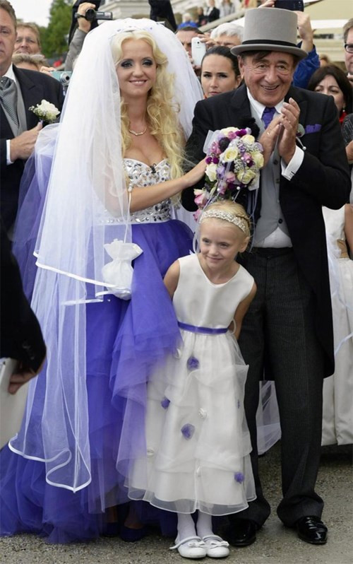 Cathy Schmitz và tỷ phú Richard Lugner: Cô người mẫu tạp chí Playboy Cathy Schmitz, 26 tuổi, lên xe hoa với tỷ phú người Áo Richard Lugner 83 tuổi ngày 13/9/2014.