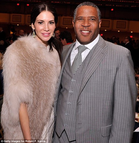 Mặc dù tuổi tác không quá chênh lệch, vợ 31 tuổi, chồng 37 tuổi nhưng ngoại hình của họ thật sự giống một cặp đôi đũa lệch. Người mẫu Hope Dworaczyk xinh đẹp và quyến rũ còn tỷ phú Robert Smith có vẻ ngoài mập mạp, đen đúa.