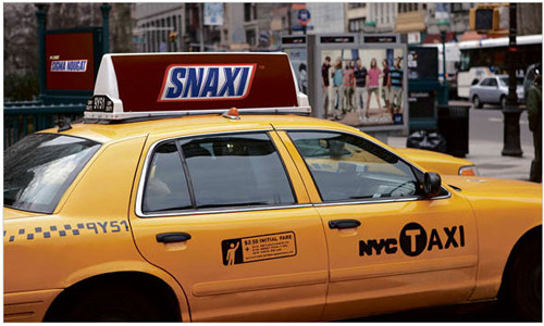 Loạt quảng cáo của hãng sản xuất kẹo socola Snicker trên những chiếc taxi tại New York.