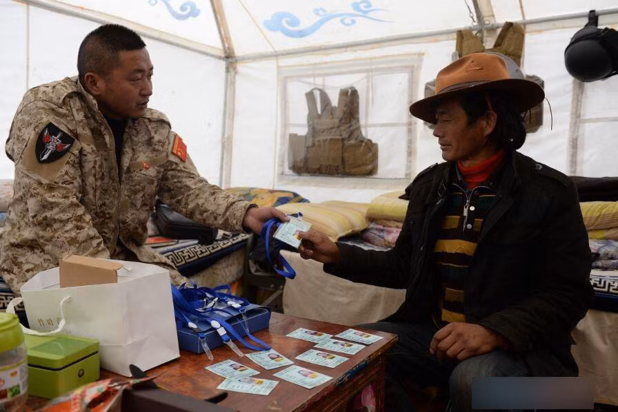 Những người đi săn thần dược phải có giấy chứng nhận trước khi bắt đầu công việc tìm kiếm.