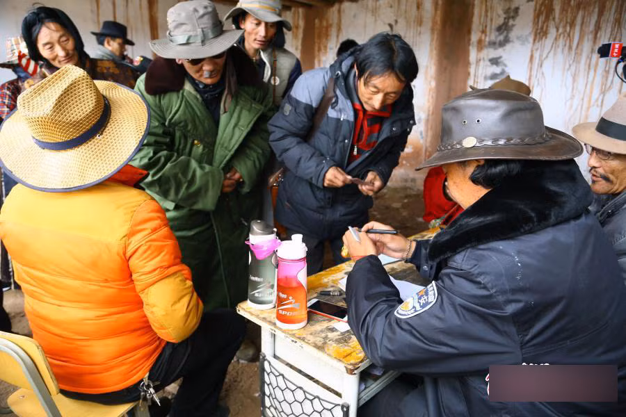 Người dân phải trải qua khâu kiểm tra chứng minh thư trước khi được phép đi săn đông trùng hạ thảo ở Zadoi.