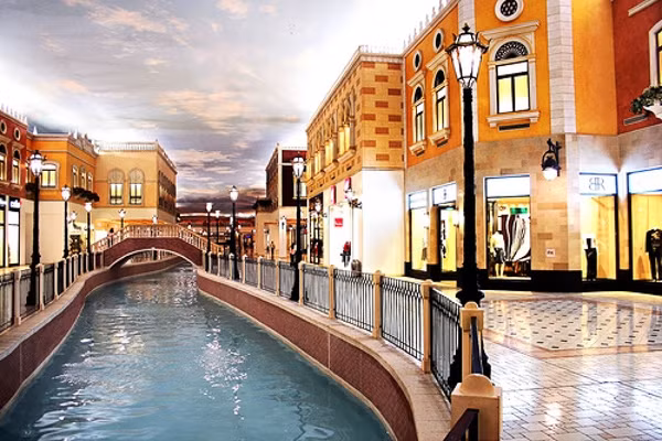 Doha, Thủ đô của Qatar, cũng là một thiên đường mua sắm với những mặt hàng miễn thuế dạng trong các trung tâm thương mại: City Center, Landmark, Hyatt Plaza, the Mall và the Royal Plaza...