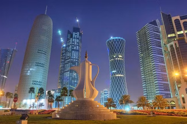 Hiện nay, người dân Qatar có mức sống cao, được hưởng nhiều dịch vụ xã hội và tiện nghi hiện đại. Người dân không phải mất tiền để khám bệnh ngay cả gas, điện, nước cũng do chính phủ do chi trả.
