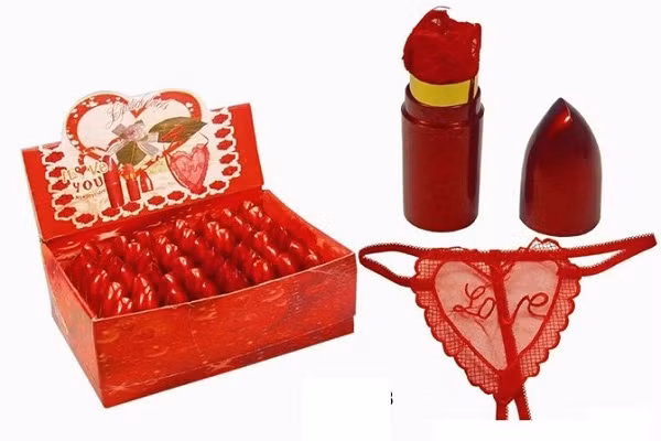 Bên ngoài giống một thỏi son đỏ rực nhưng bên trong lại là một chiếc quần chip sexy có chữ LOVE là món quà độc đáo được nhiều người săn lùng tặng vợ hay bạn gái.