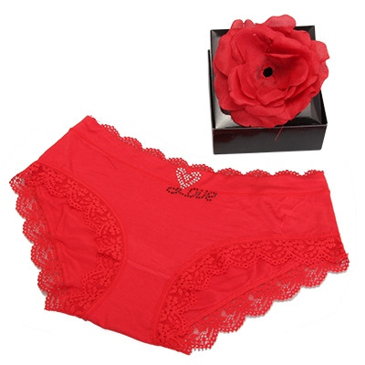 Món quà "bông hoa quần chip quyến rũ” là sản phẩm thu hút được nhiều bạn trẻ đặt mua vì sự độc đáo.