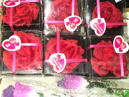 Hoặc bạn có thể mua một chiếc quần chip được “ngụy trang” như một bông hoa đỏ thắm để tặng một nửa.