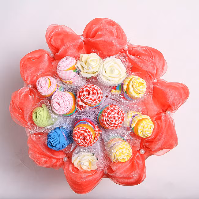 Món quà là bông hoa hồng nhưng khi mở ra thì phái nữ sẽ bất ngờ khi biết nhụy hoa được lại chính là... chiếc quần lót rất gợi cảm.