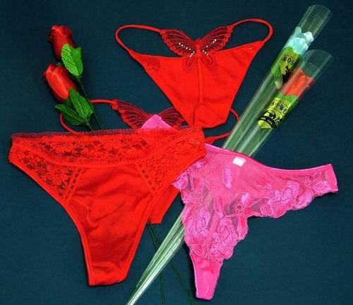 Mỗi bông hoa hồng chính là một chiếc quần chíp được làm bằng chất liệu tơ tằm, được cuộn khéo léo.