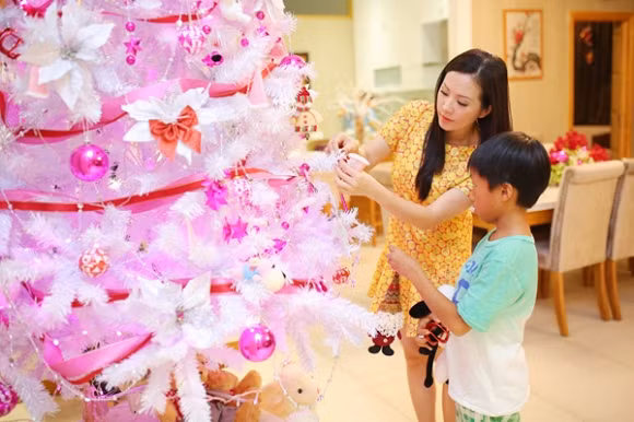 Hoa hậu Thu Hoài và con trai út trang trí nhà đón Giáng sinh.