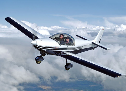 4. Bay lượn: Tim Hwang, người đồng sáng lập FiscalNote, đang cố gắng để đạt được bằng lái phi công. Anh tham gia các buổi huấn luyện bay trong thời gian rảnh rỗi của mình.