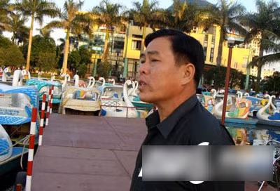 Ông Nguyễn Văn Tiến, người từng săn được hàng ngàn "thủy quái" ở Hồ Tây. Ông Tiến là người Sầm Sơn, Thanh Hóa, từng là thuyền trưởng, quản lý mấy chục thợ đánh cá ngoài biển. Với ông Tiến, biển rộng mênh mông còn đánh được cá, mấy cái ao hồ nhỏ xíu, vét sạch cá lên bờ đâu có gì khó nhọc. Vậy nên, rất nhiều hợp tác xã quản lý hồ cá ở miền Bắc thuê đội quân kéo cá của ông.