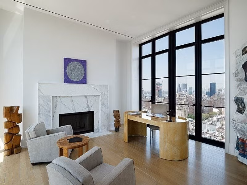 Thiết kế cửa sổ từ sàn đến trần ở tất cả bốn mặt của penthouse, giúp mọi phòng đều nhận được ánh sáng tự nhiên và có tầm nhìn toàn thành phố tuyệt đẹp.