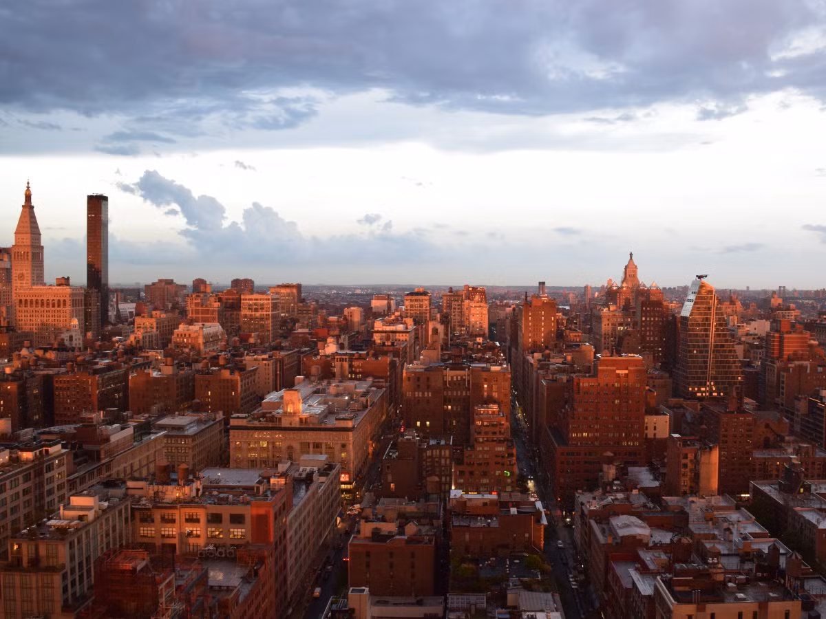 Trên tầng thượng của tòa nhà, được gọi là "Top of the Walk", cũng cung cấp tầm nhìn tuyệt vời ra toàn thành phố.