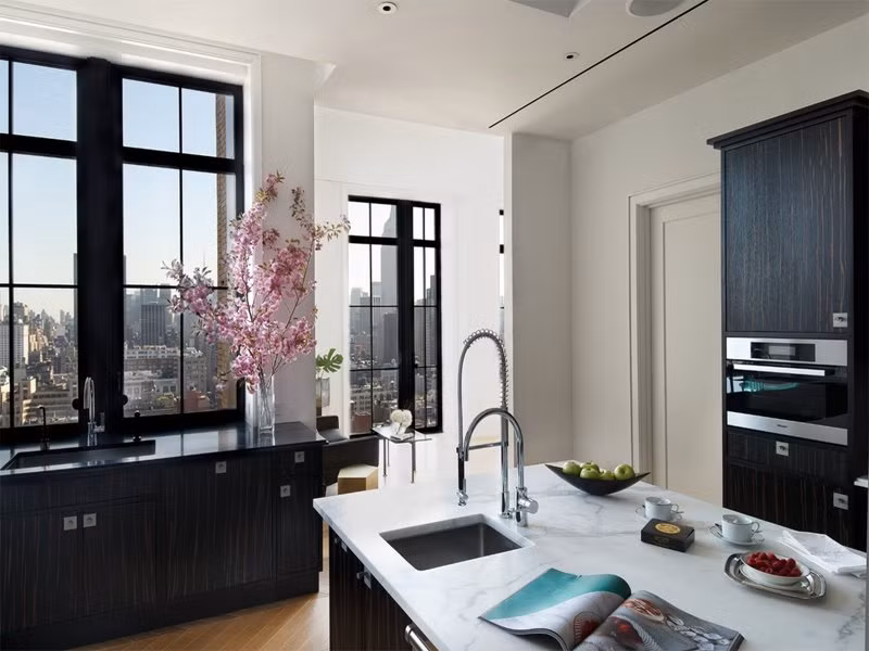 Điểm nhấn trong thiết kế gian bếp là bàn đá granite và sàn xương cá gỗ sồi Pháp.