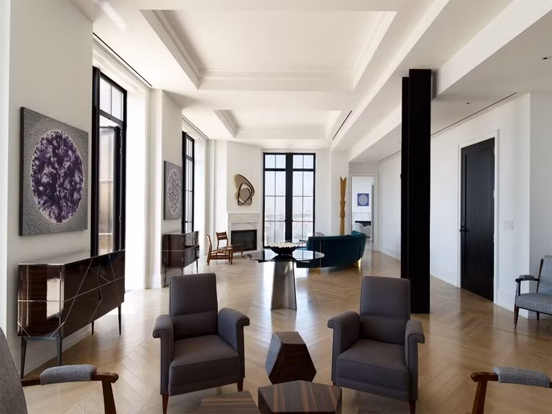 Căn hộ có ba lò sưởi, trong đó có một chiếc đặt ở phòng khách.