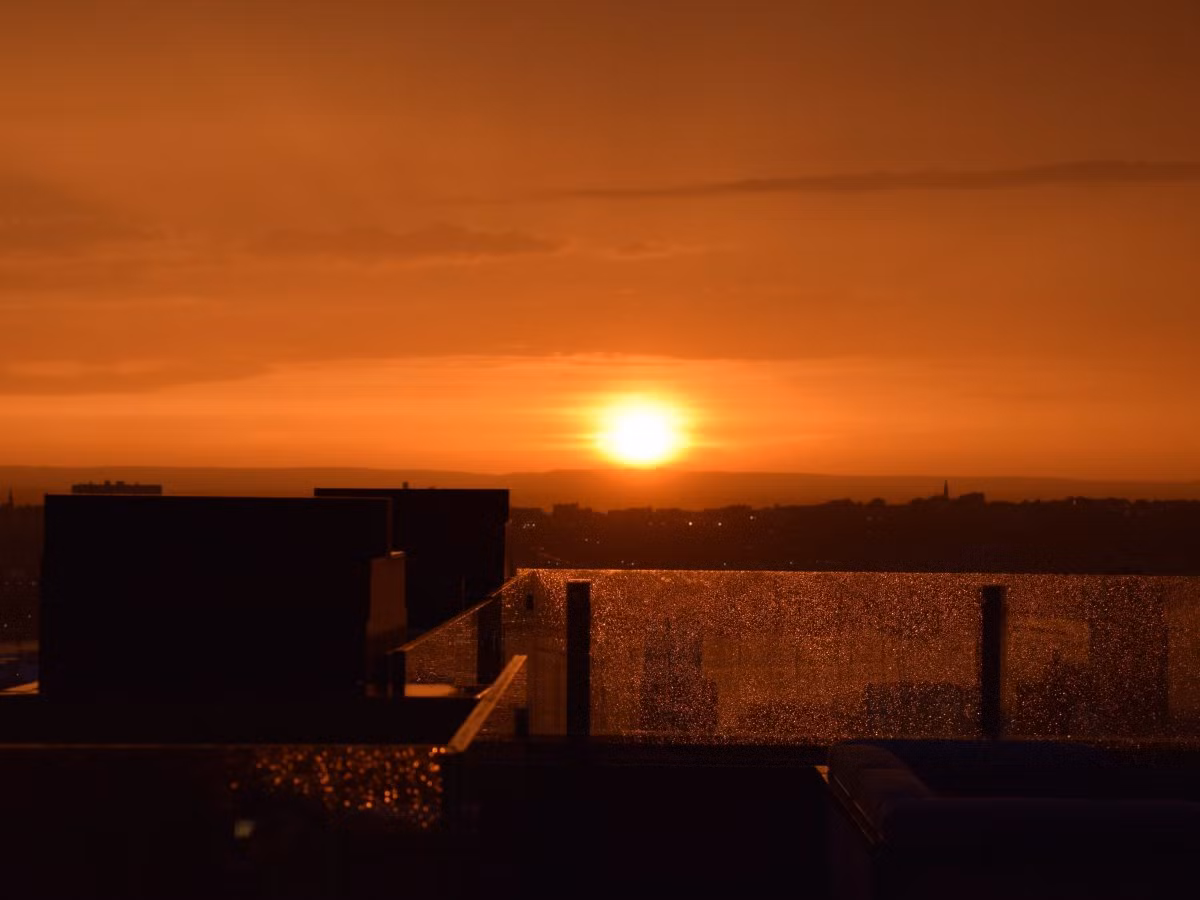 Từ ban công này, chủ căn hộ có thể thỏa sức ngắm hoàng hôn.