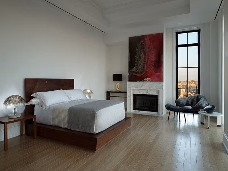 Căn penthouse sang trọng này có tổng cộng 8 phòng: năm phòng ngủ, một phòng giặt ủi, phòng khách và phòng ăn.