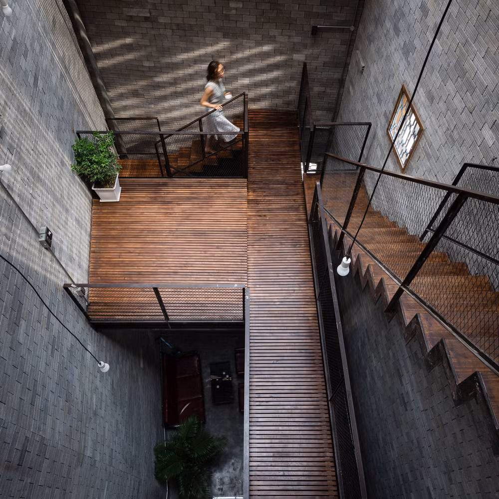 Chủ sở hữu của căn hộ là các phật tử nên họ mong muốn có một ngôi nhà bình yên, tĩnh lặng và không bị ảnh hưởng bởi ồn ào từ thành phố.