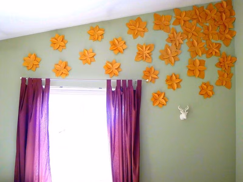 Căn phòng trở nên ấn tượng với các bông hoa giấy rực rỡ sắc màu.