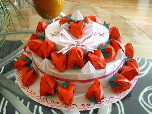 Chiếc bánh gato bằng giấy dễ thương cũng là một vật trang trí khá ấn tượng.