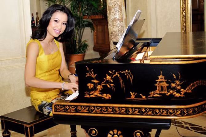 Nhà dát vàng của Hoa hậu Ngô Mỹ Uyên: Hoa hậu kiêm ảo thuật gia Ngô Mỹ Uyên đang sở hữu biệt thự dát vàng có giá lên tới 300 tỷ nằm ở vị trí đắc địa, trung tâm Quận 1, TP HCM trên đường Hàn Thuyên, giữa khu vực Nhà thờ Đức Bà và Dinh Thống Nhất với nội thất xa hoa, lộng lẫy. Biệt thự của sao Việt này có nhiều chi tiết dát vàng cực độc.