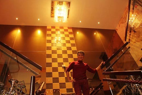 Nhà sang của Đàm Vĩnh Hưng: Biệt thự xa hoa của Mr Đàm nằm trên đường Thất Sơn, thuộc khu cư xá Bắc Hải, quận 10, TP HCM. Ca sĩ Đàm Vĩnh Hưng từng chia sẻ toàn bộ vật dụng và trang trí nội thất trong nhà được anh sưu tập trong lẫn ngoài nước nhằm mang lại vẻ sang trọng.