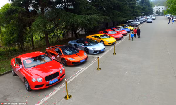 Đám cưới hoành tráng này khiến cho nhiều người đi đường phải dừng lại chụp ảnh vì đoàn xe rước dâu quy tụ rực rỡ cả một con phố.