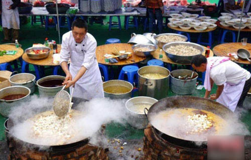 Các đầu bếp hoạt động hết công suất để phục vụ cỗ cưới.