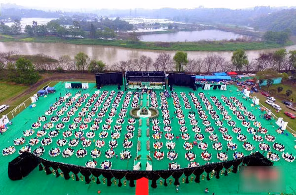 Không gian tiệc cưới được trang hoàng tỉ mỉ từ khu vực cổng vào đến sân khấu. Có khoảng 215 bàn tiệc được bày ra tại một khoảng đất rộng cạnh bờ sông thơ mộng.