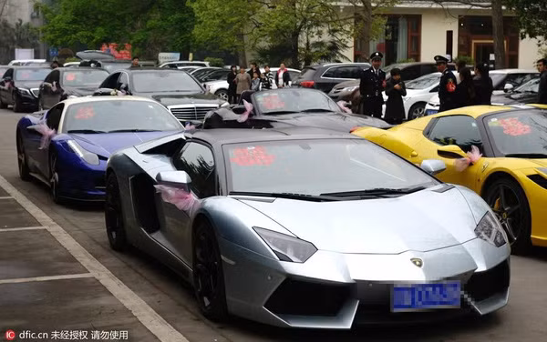 Theo tờ QQ, đám cưới xa hoa thu hút sự chú ý của người địa phương bởi dàn siêu xe rước dâu gồm toàn những dòng xe sang hạng nhất. Chiếc xe chở cô dâu, chú rể mang thương hiệu Rolls-Royce dẫn đầu đoàn xe đi vòng quanh thành phố khiến mọi người trầm trồ.