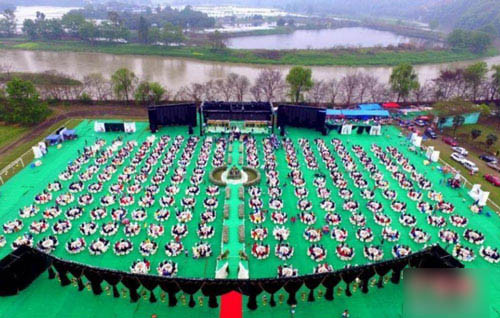 Ngoài đoàn xe sang gây chú ý, đám cưới còn khiến người dân địa phương choáng váng với hội trường rộng lớn bên bờ sông thơ mộng để đón tiếp hơn 2.000 khách mời.