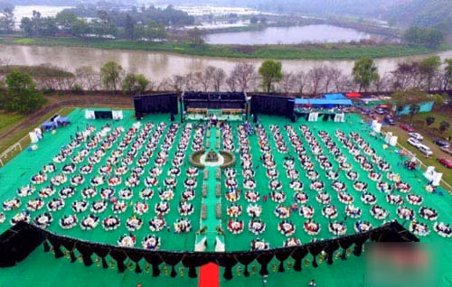 Ngoài đoàn xe sang gây chú ý, đám cưới còn khiến người dân địa phương choáng váng với hội trường rộng lớn bên bờ sông thơ mộng để đón tiếp hơn 2.000 khách mời.