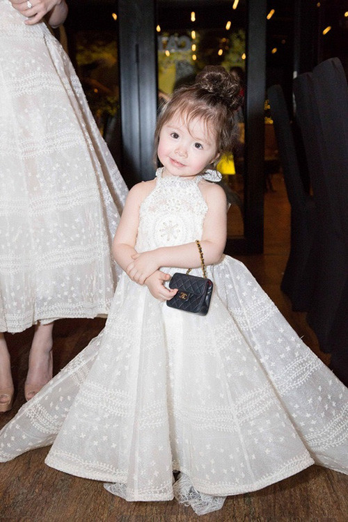 Trong sinh nhật 2 tuổi của mình, cô bé gây chú ý khi xách túi Chanel màu đen sành điệu. Trông cô bé như một fashionista thứ thiệt.