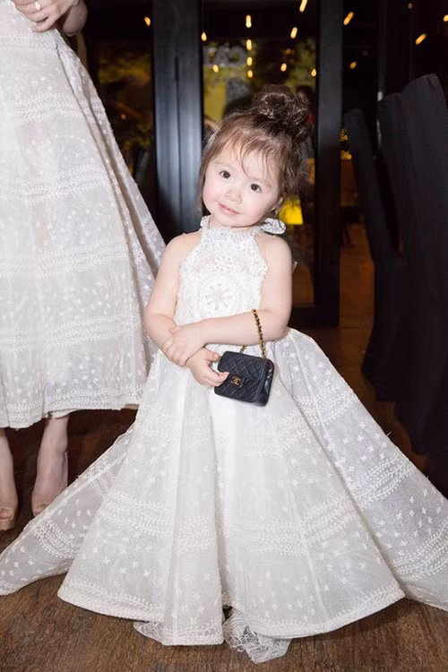 Trong sinh nhật 2 tuổi của mình, cô bé gây chú ý khi xách túi Chanel màu đen sành điệu. Trông cô bé như một fashionista thứ thiệt.