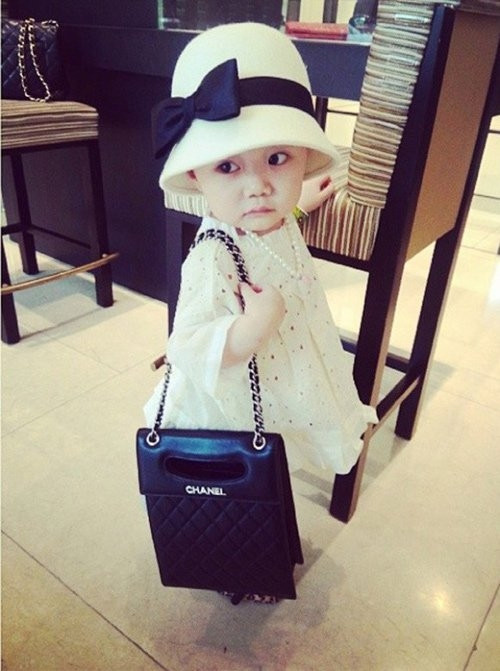 Bé Luna con gái “chim công làng múa” Linh Nga khoác túi Chanel. Dù còn ít tuổi nhưng bé Luna được mẹ Linh Nga chăm sóc khá kỹ về thời trang.