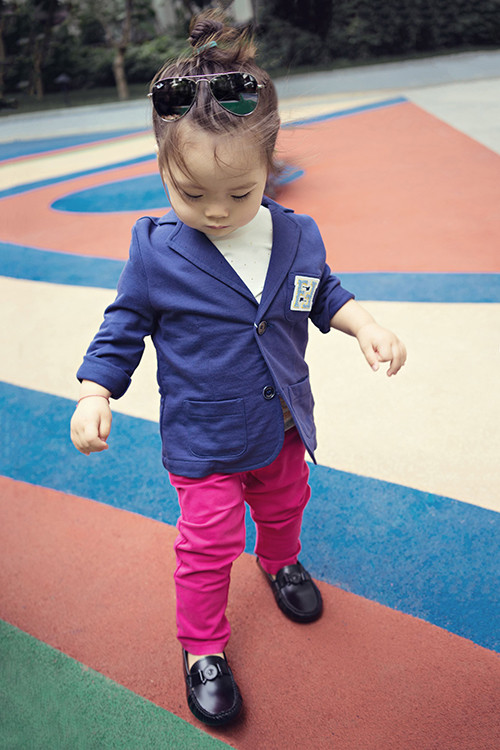 Tuy mới 2 tuổi nhưng bé Sol đã sở hữu một tủ đồ hiệu đáng mơ ước với những bộ cánh đắt tiền của các thương hiệu thời trang nổi tiếng thế giới như Roberto Cavalli, Moschino, Fendi, Burberry…